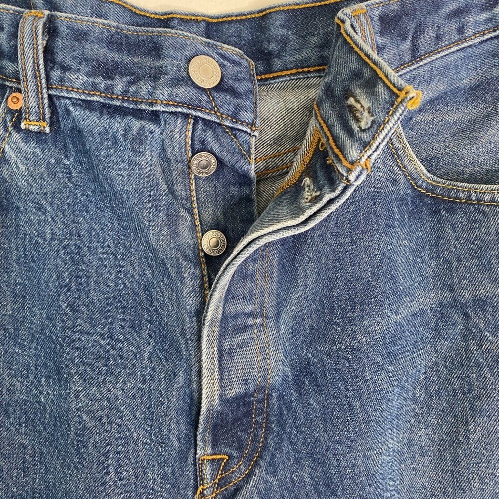 Levis 501 Mens Jeans Fits 33x32 Straight Leg Button Fly Blue Denim Whiskered
